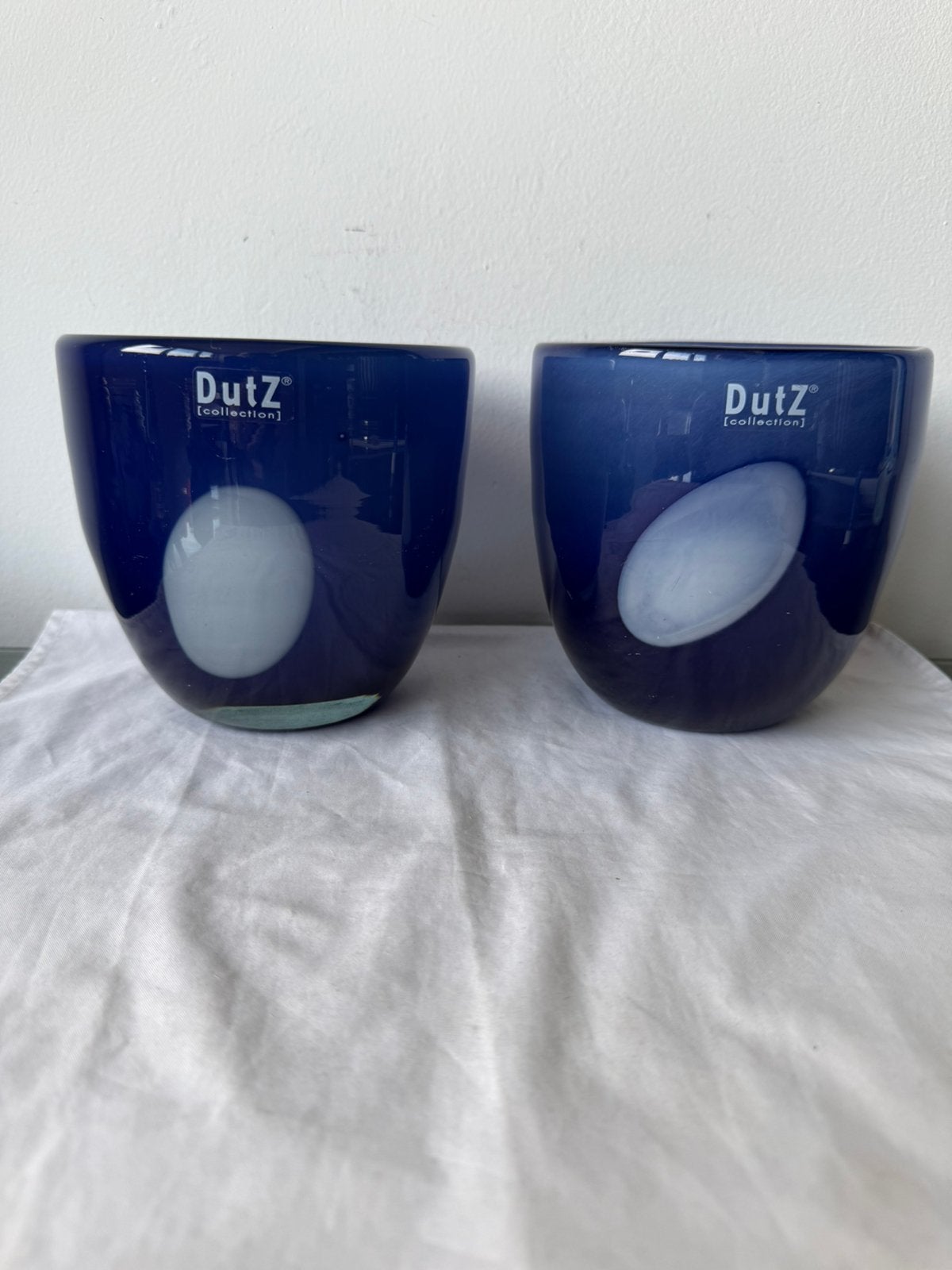 Twee prachtige vazen Dutz blauw met witte vlek, Ophalen of Verzenden, Zo goed als nieuw, Blauw, Glas