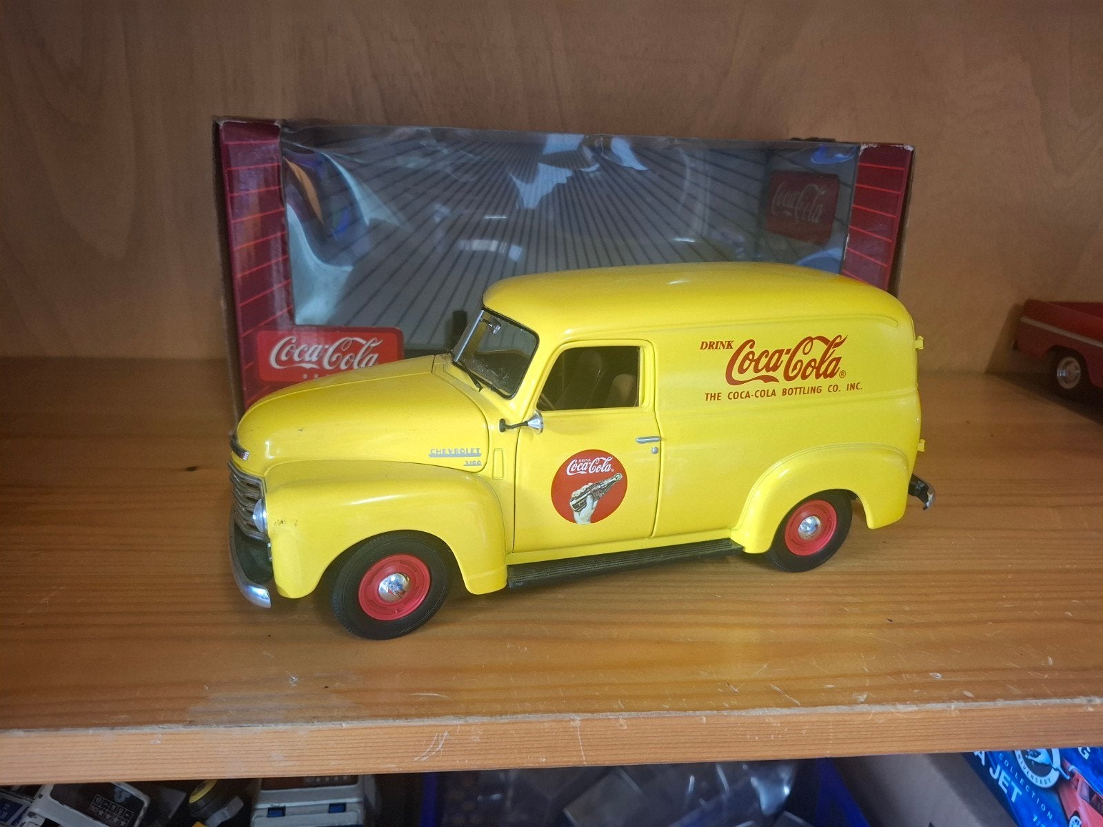 Johnny Lightning 1:18 Chevrolet Panel Van 1948 Coca-Cola, Ophalen of Verzenden, Zo goed als nieuw, Auto, Overige merken