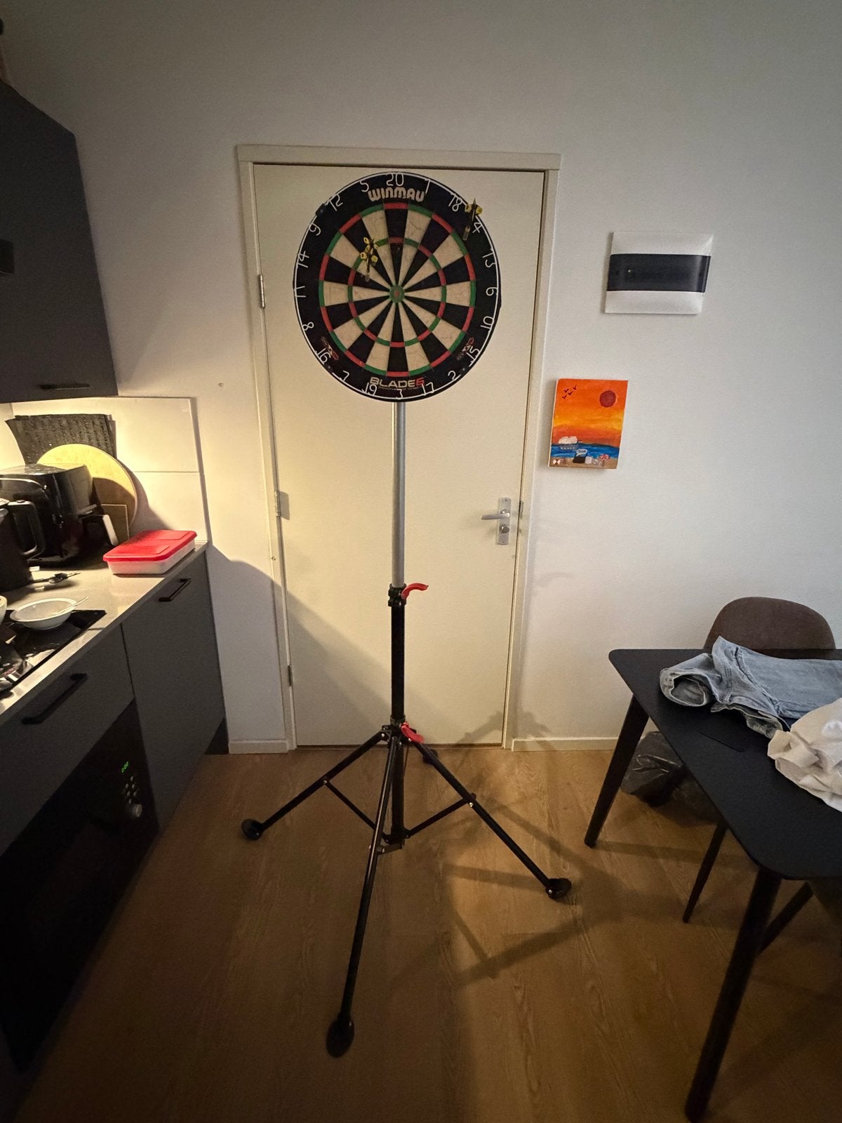 Winmau Extreme Dartbord Standaard + Blade 6 Dartbord en Pijl, Sport en Fitness, Darts, Verzenden, Zo goed als nieuw, Dartbord met pijlen