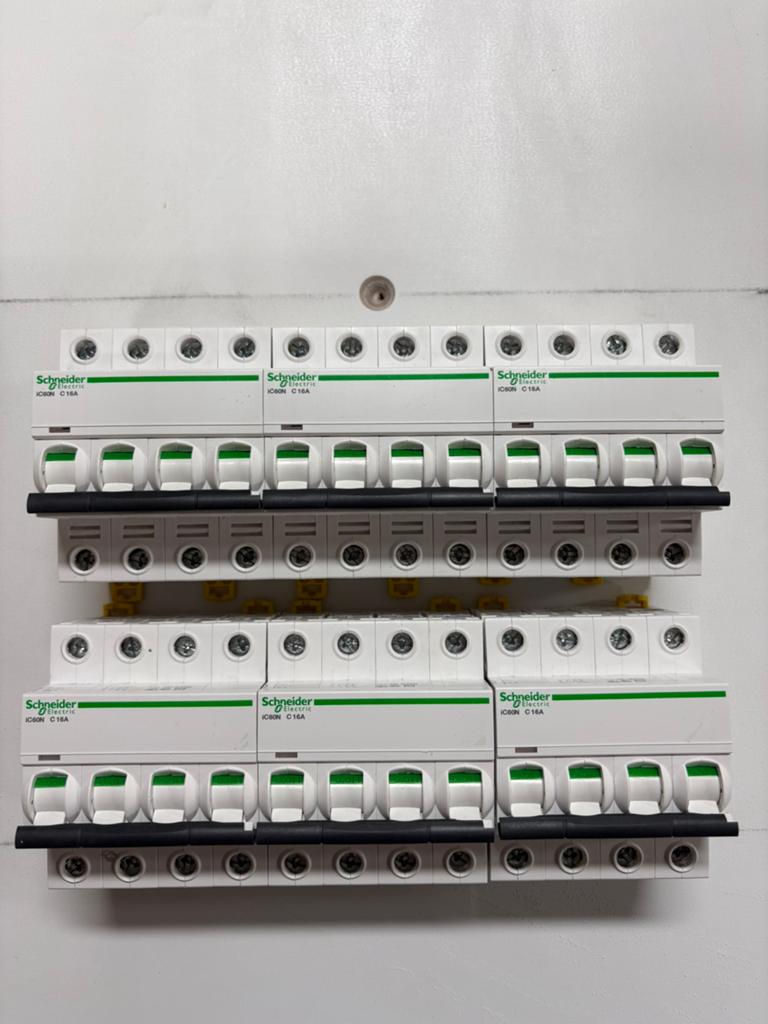 Installatieautomaten Schneider, Ophalen, Zo goed als nieuw