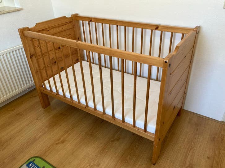 Houten babybedje met matras; bureautje, Gebruikt, 70 tot 85 cm, Minder dan 140 cm, Ophalen