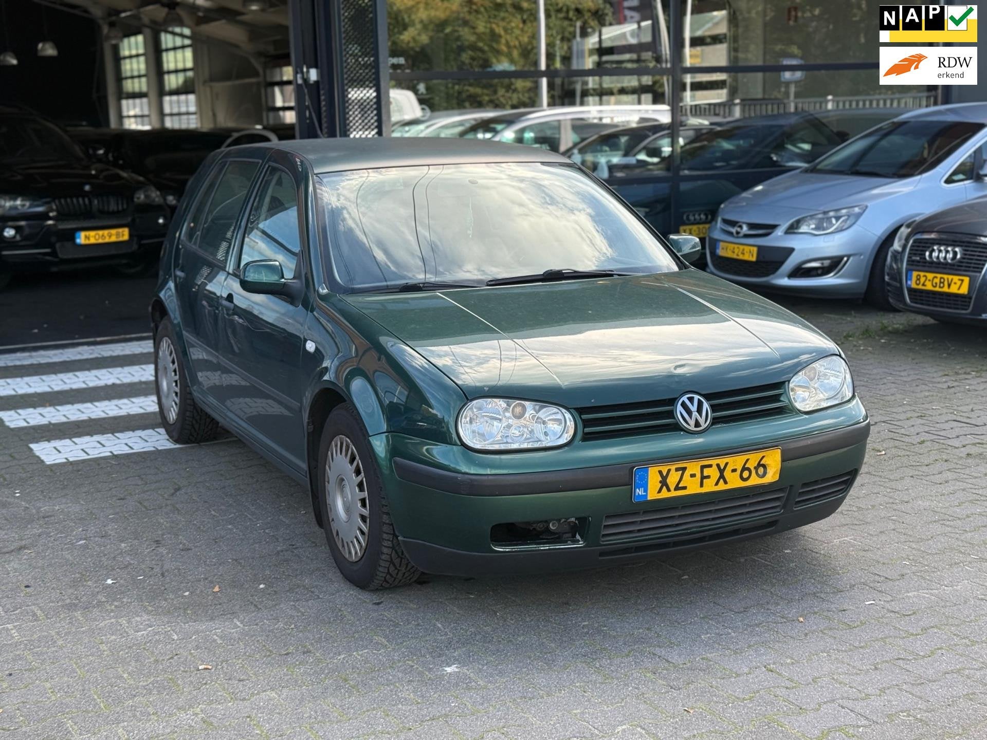 Volkswagen Golf 1.6 AIRCO/APK 17-04-2026, Auto's, Gebruikt, Zwart, 4 cilinders, Metallic lak