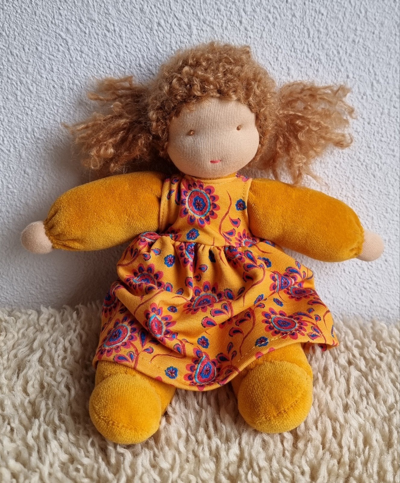Schattige knuffelpop met krullen, Kinderen en Baby's, Overige merken, Overige typen, Nieuw, Ophalen of Verzenden