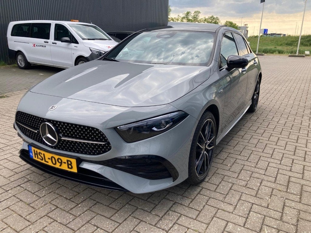 Mercedes-Benz A-Klasse A 250 e  8G-DCT 2025 Alpin Grijs AMG, Auto's, Alcantara, 163 pk, Bedrijf, Hybride Elektrisch/Benzine