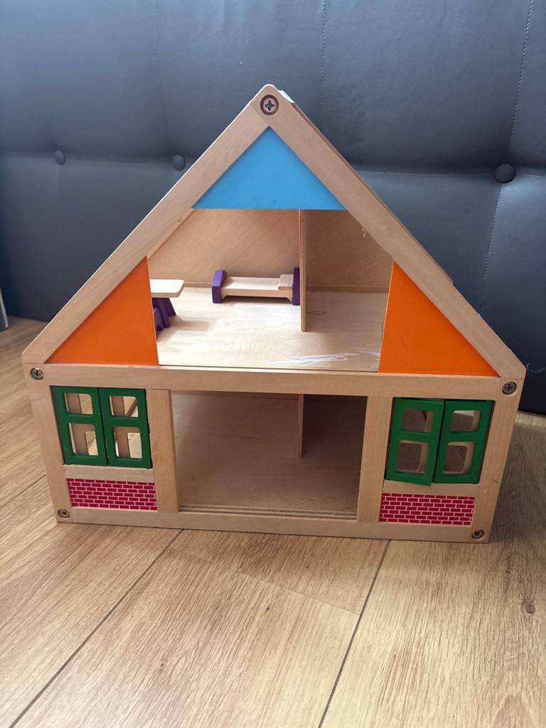 Houten poppenhuis met meubeltjes, Kinderen en Baby's, Speelgoed | Poppenhuizen, Ophalen, Gebruikt, Poppenhuis