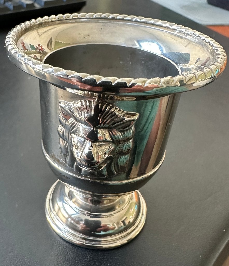 Verzilverd bekertje met parelrand en twee leeuwenkoppen, Antiek en Kunst, Ophalen of Verzenden, Zilver