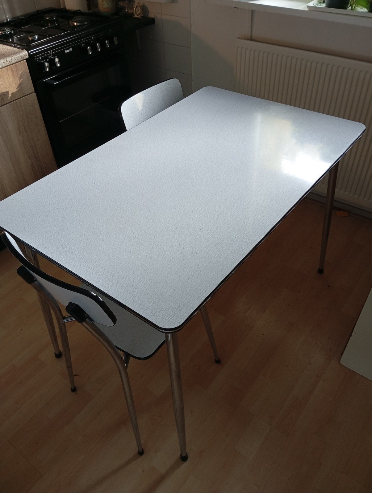 Jaren '80 Vintage Eetkamerset: Chroom, Wit & Zwart, Ophalen, 100 tot 150 cm, Tot twee personen, 50 tot 100 cm