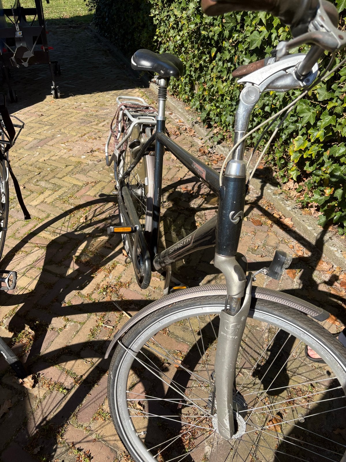 2 fietsen: Gazelle en Sparta (grijze is duurder), Ophalen, Velgrem, Versnellingen, Gazelle