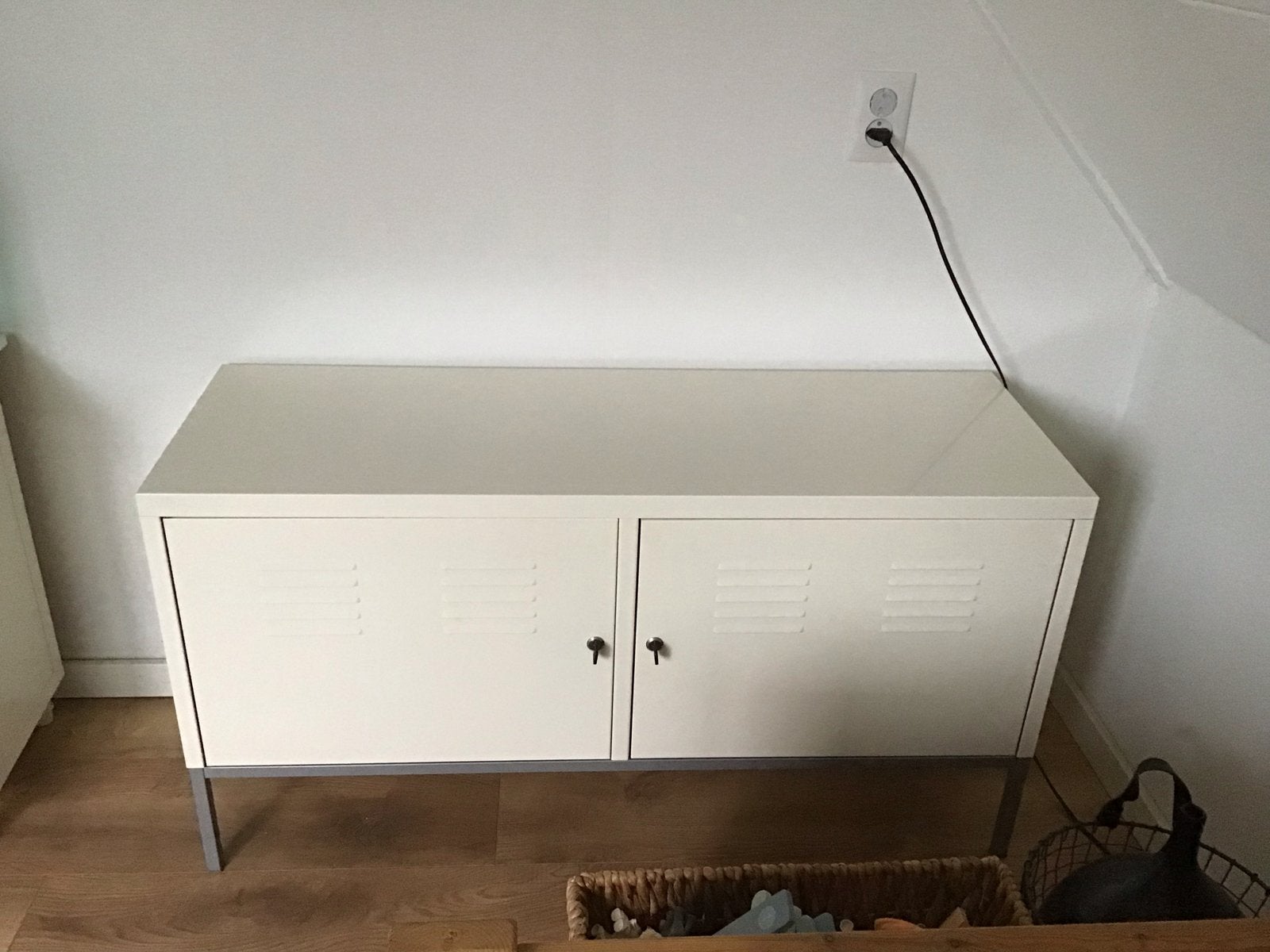 IKEA PS kastje met 2 sleutels wit metaal, Ophalen, Gebruikt