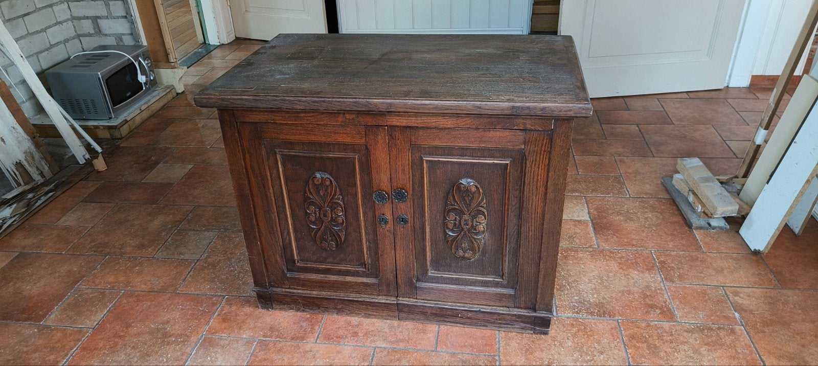 MOET WEG - Antieke houten kast met decoratieve deuren, Ophalen