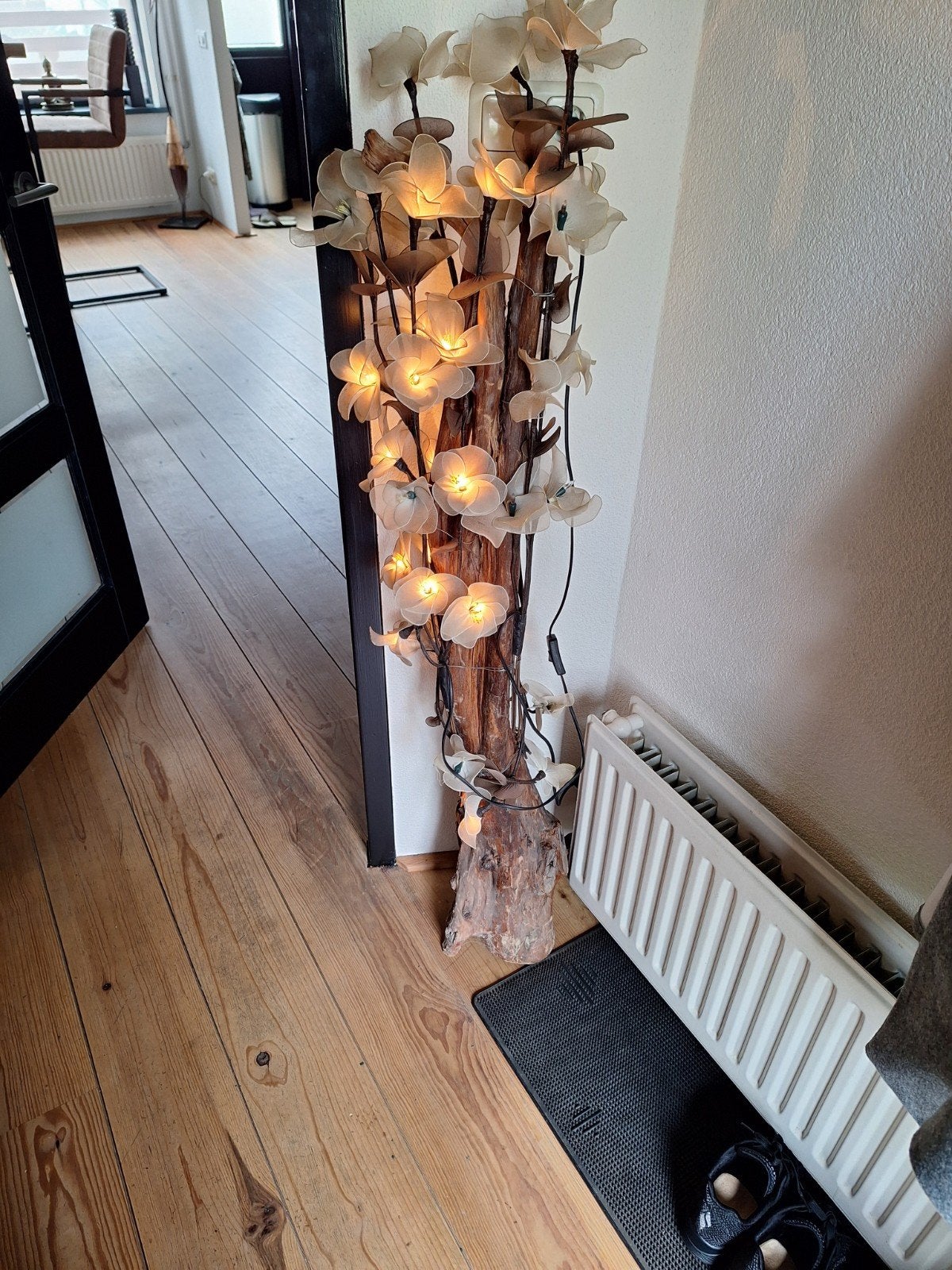 Unieke handgemaakte vloerlamp met bloemmotief, Huis en Inrichting, Lampen | Vloerlampen, Ophalen, Natuurlijk, Sfeervol, Handgemaakt