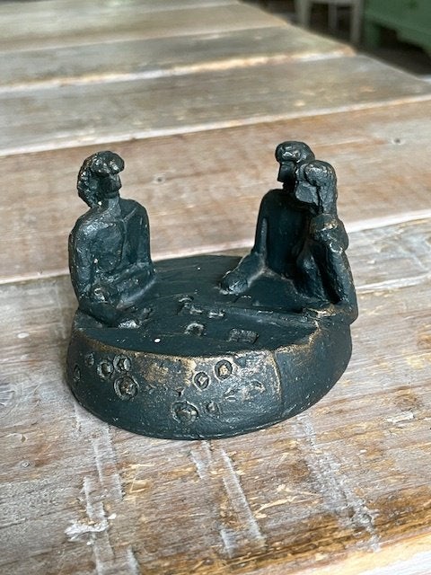Bronskleurig beeldje. Gesprek 3 mensen. Makelaar therapeut., Ophalen, Groep mensen, Zwart, Beeld