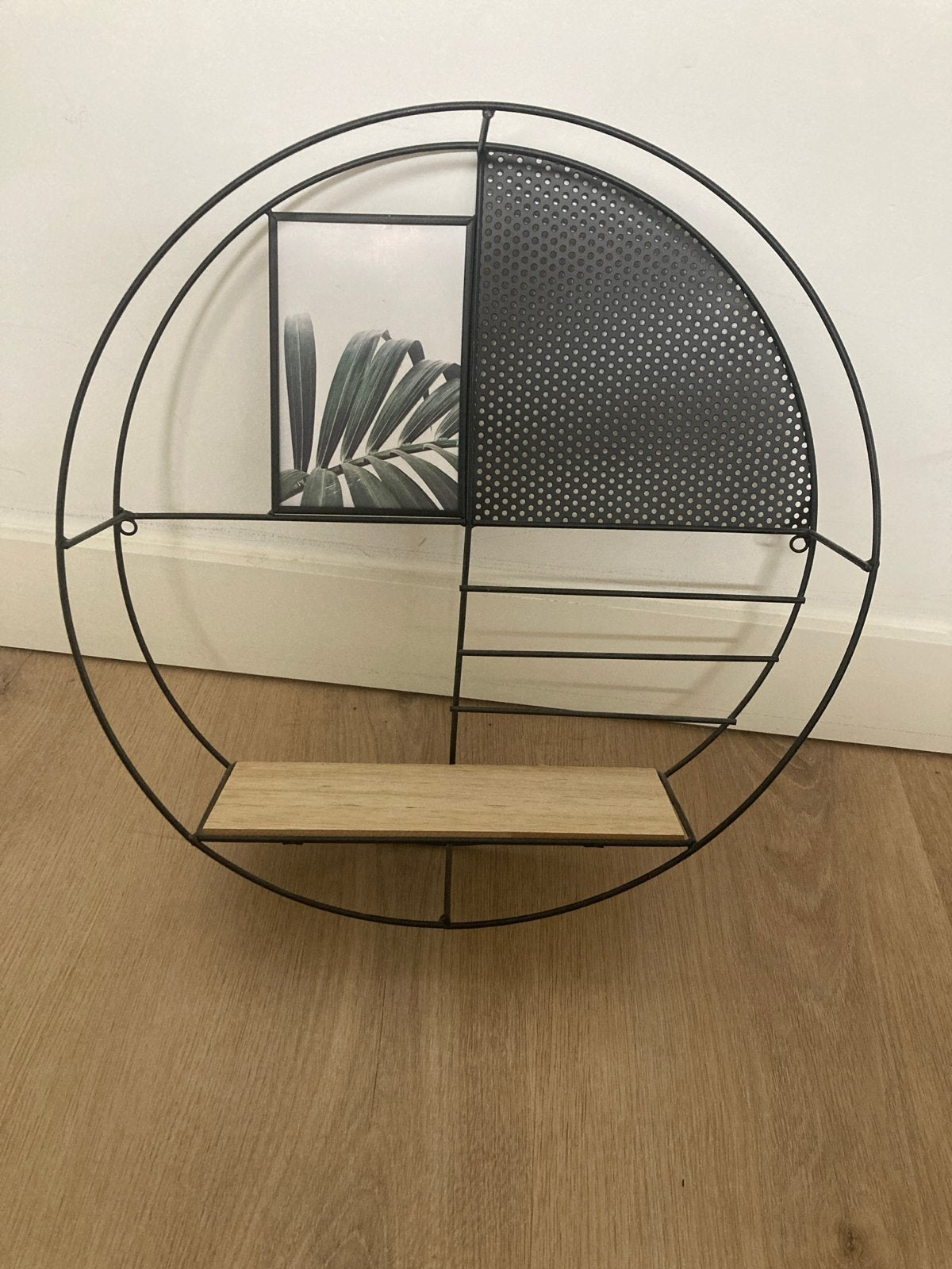 Rond wandrek zwart metaal met houten plankje, Ophalen, Zo goed als nieuw
