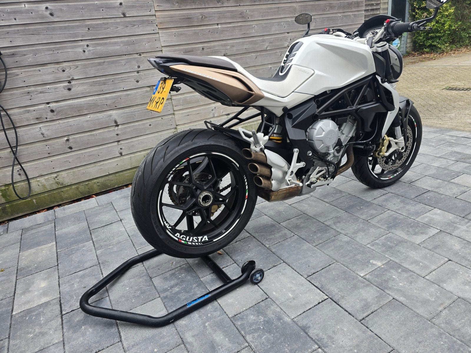 MV Agusta Brutale 675 2012 | Slechts 16.718 km, 675 cc, Traction Control, 3 cilinders, Particulier