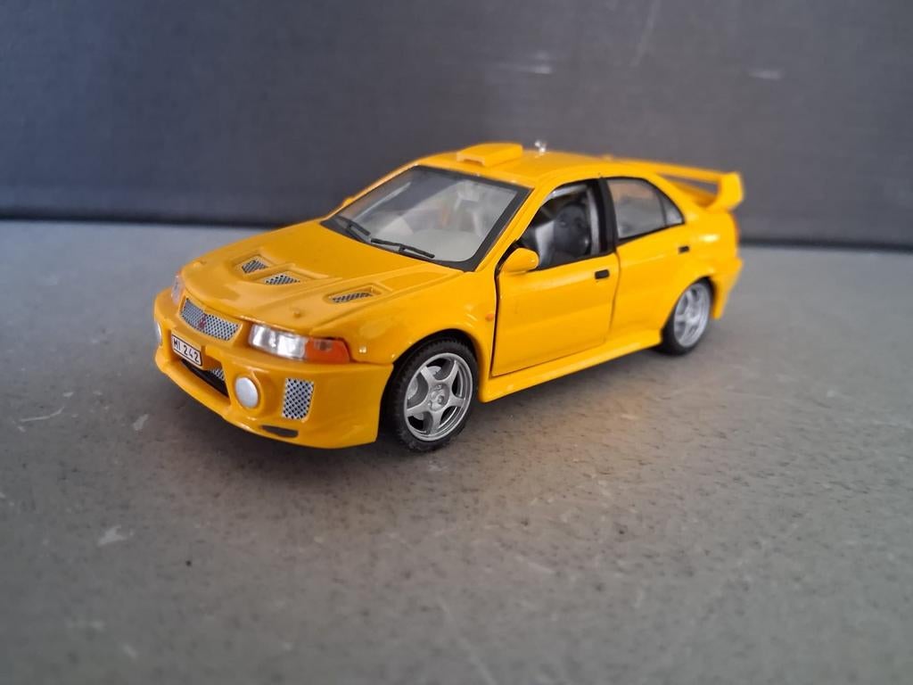 Mitsubishi Lancer Evo VII modelauto geel, Hobby en Vrije tijd, Modelauto's | 1:43, Ophalen of Verzenden, Zo goed als nieuw, Auto