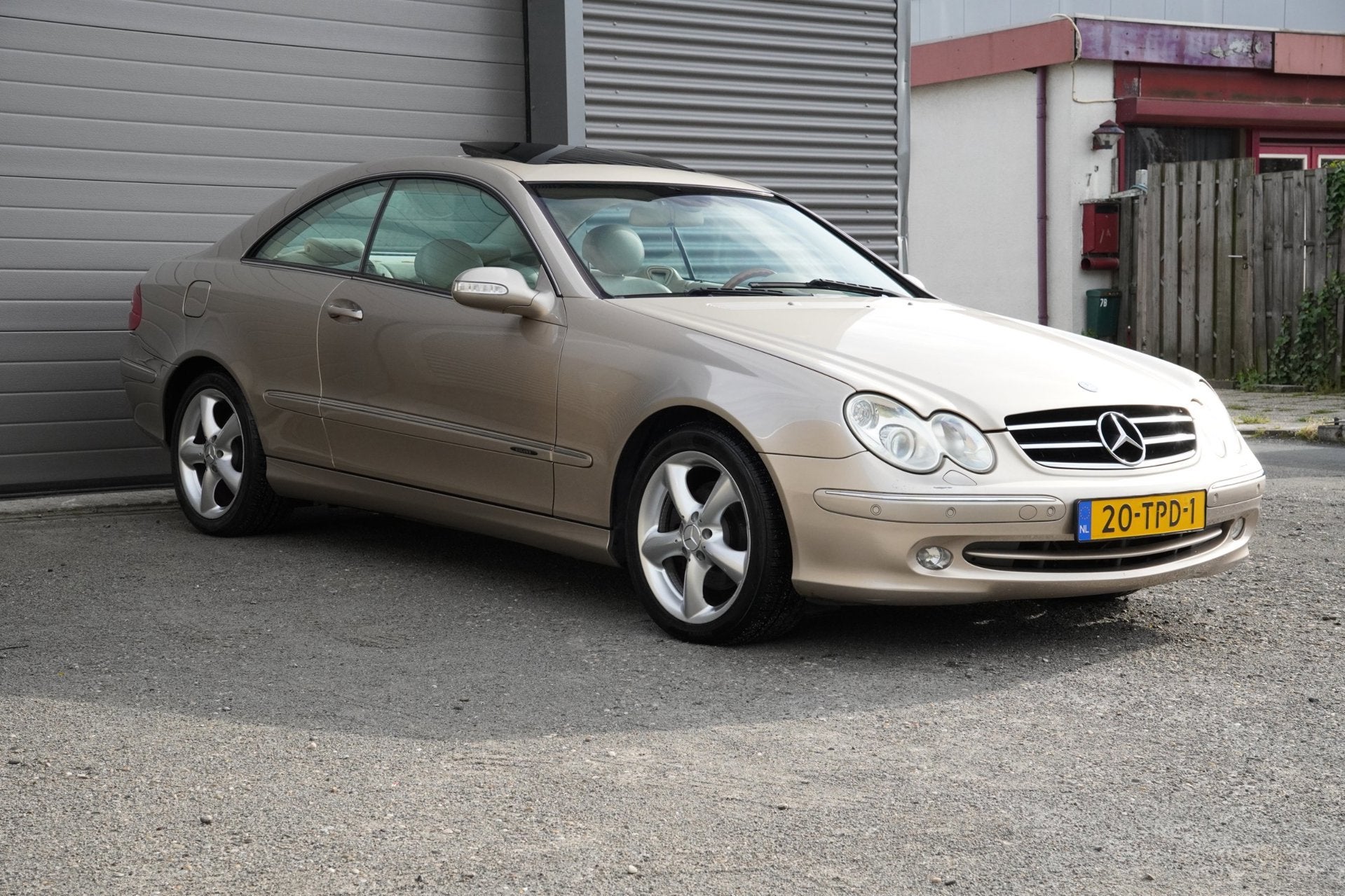 Mercedes-Benz CLK-klasse Coupé 320 Elegance, Auto's, Automaat, Achterwielaandrijving, Gebruikt, Beige