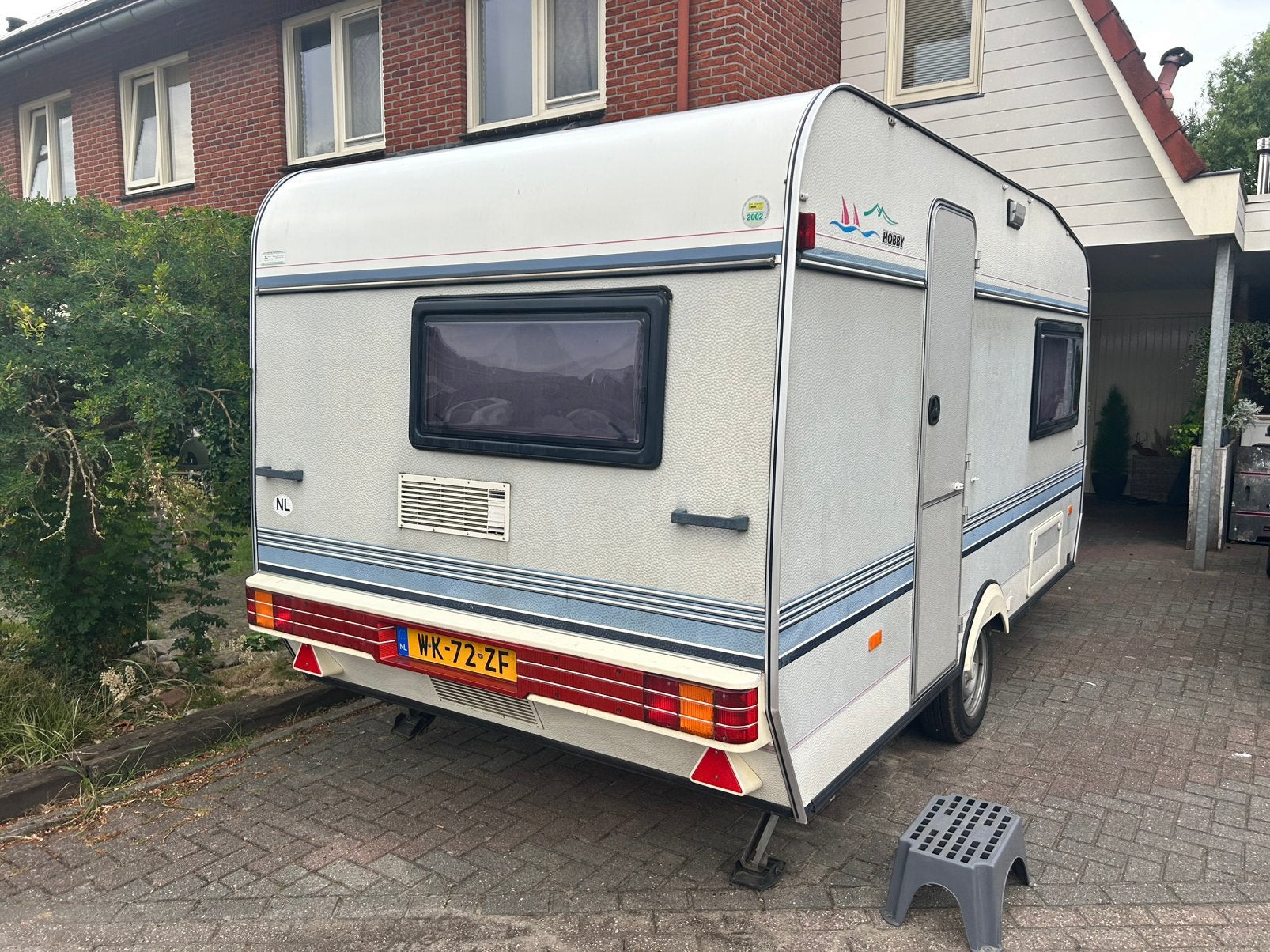 Te koop: Hobby Caravan 1994  met ruime 4-seizoenen voortent, Caravans en Kamperen, Caravans, Vast bed, Rondzit, Hobby, Koelkast
