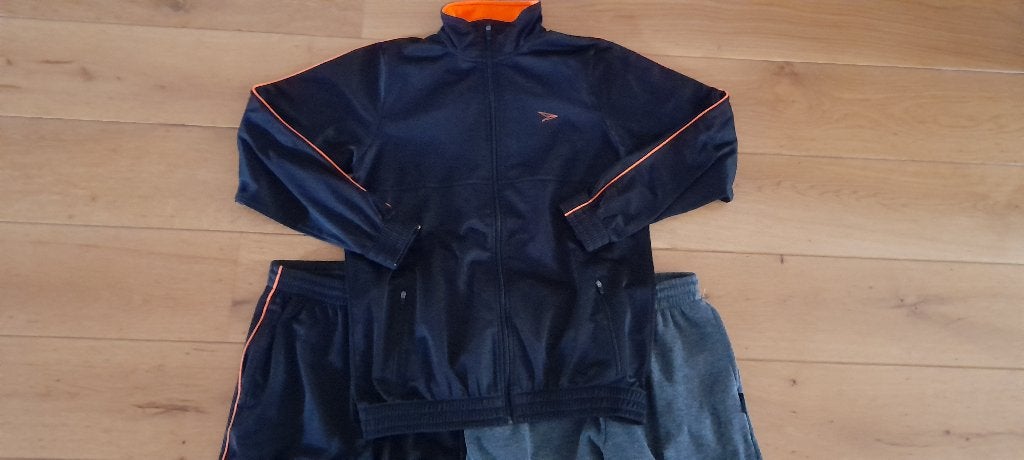 Leuke sportset maat 176 trainingspak en joggingbroek zgan, Ophalen of Verzenden, Zo goed als nieuw, Jongen, Setje