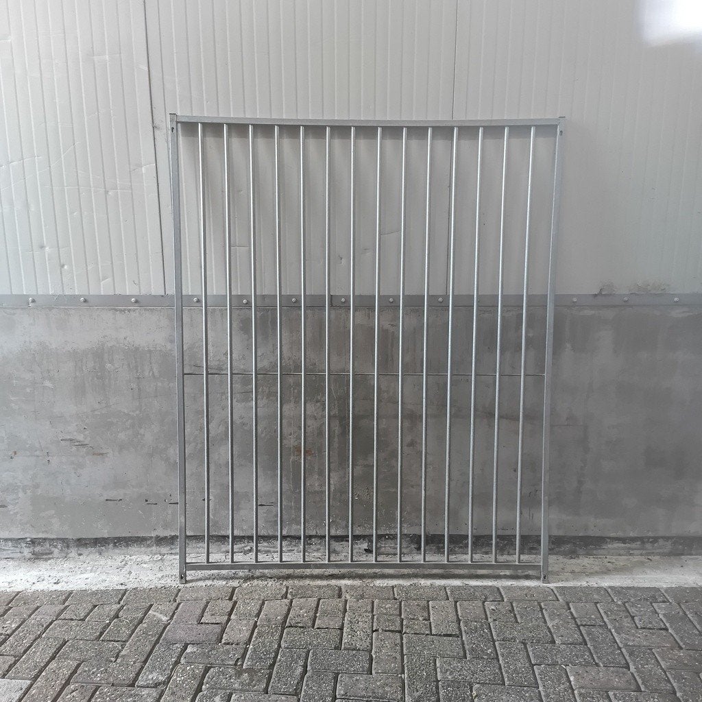 1,5m deur rechts spijlen 8cm, gebruikt hondenkennel kennel