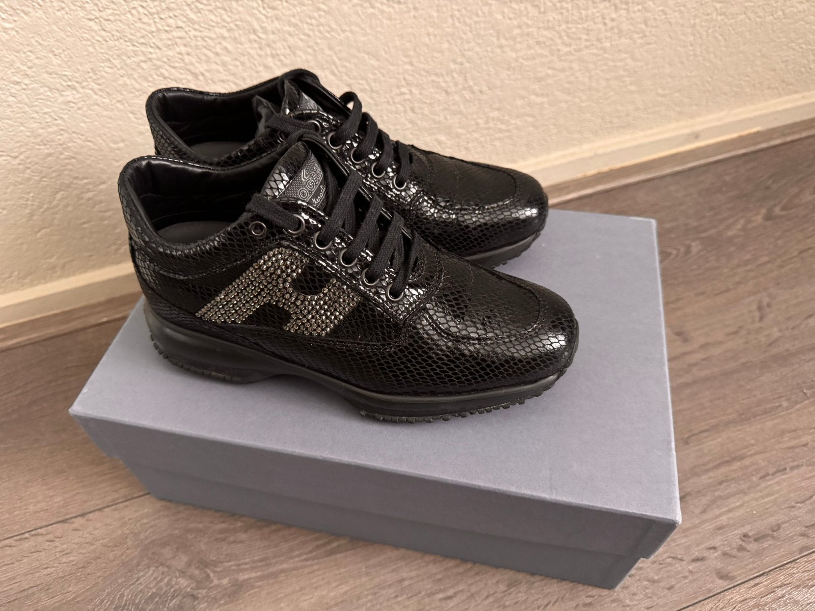 Hogan Interactive H Strass Zwarte Sneakers Dames Maat 34.5, Kleding | Dames, Verzenden, Zo goed als nieuw, Zwart, Dansschoenen