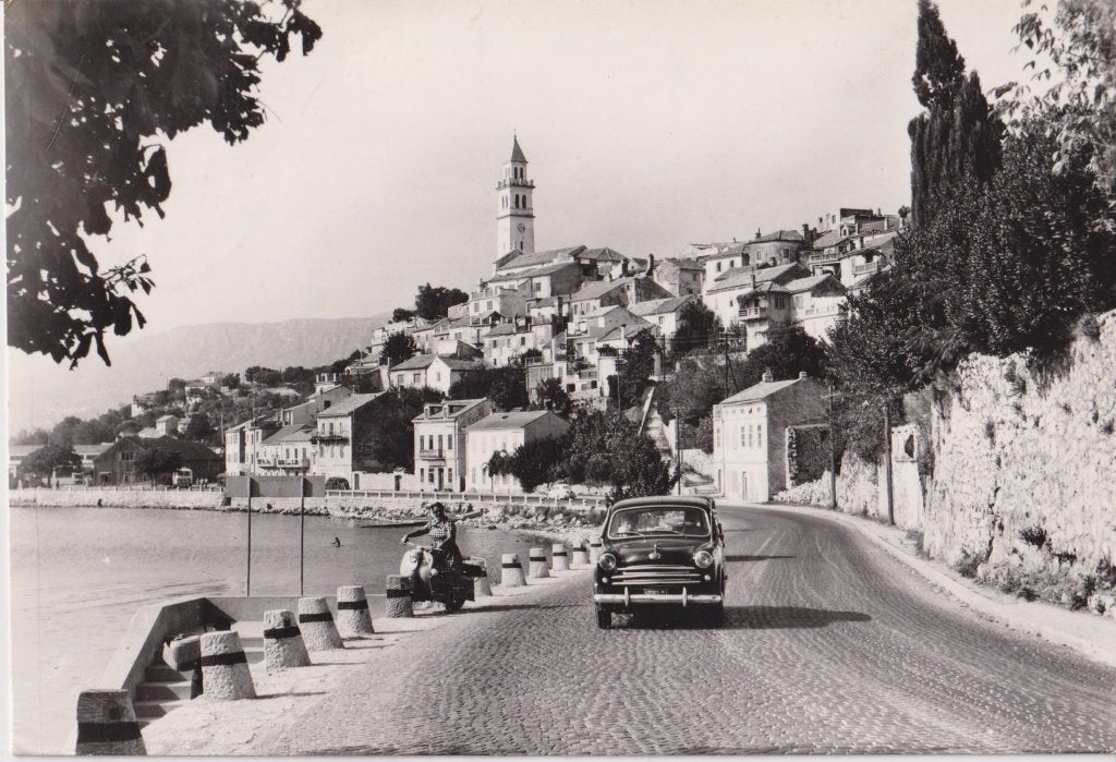 Kroatie, Novi Vinodolski, auto Fiat 1100, NSU Prima Scooter, Ophalen of Verzenden, 1940 tot 1960, Ongelopen, Overig Europa