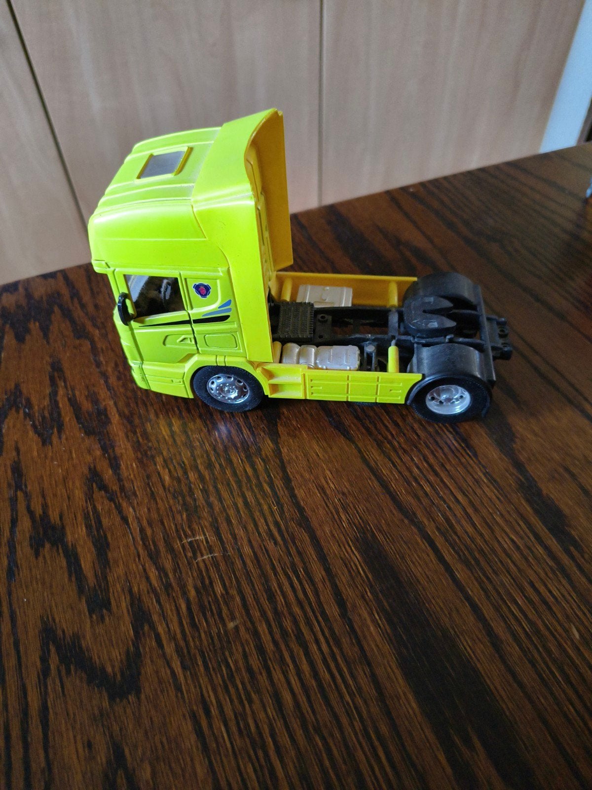 Scania R730 V8 (1:32) – Geel en blauw Schaalmodel (Welly), Ophalen of Verzenden, Bus of Vrachtwagen, Lion Toys