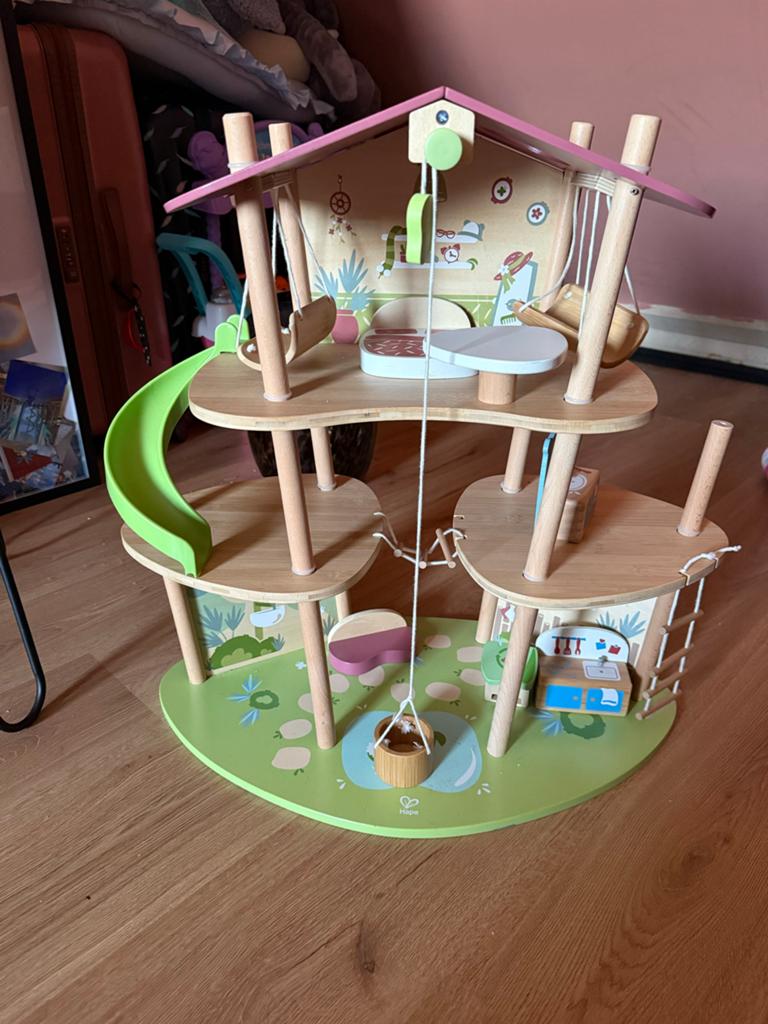 Hape poppenhuis met veel toebehoren en extra's, Ophalen, Zo goed als nieuw, Overige typen