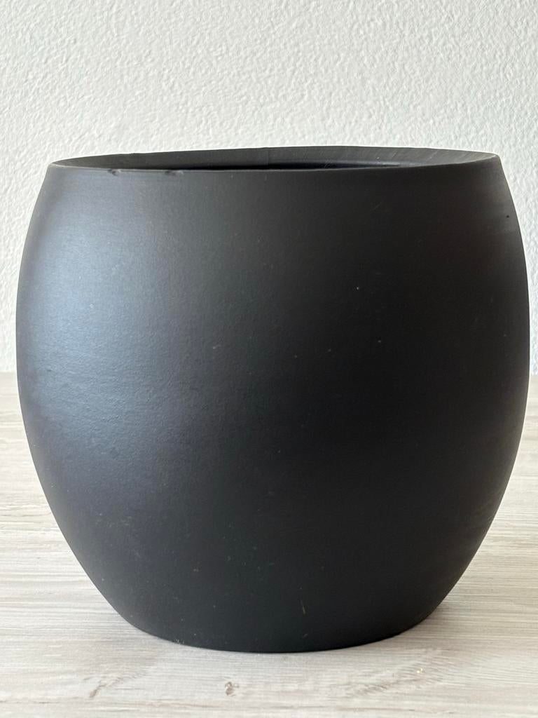 Zwarte zware bloempot, 20 cm omvang, 17.5 cm binnenmaat, Ophalen, Overige materialen, Gebruikt, Rond