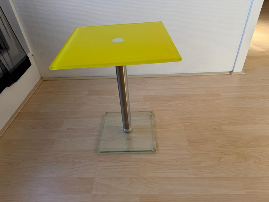 Moderne bijzettafel met geel glazen blad, Minder dan 45 cm, Minder dan 55 cm, Gebruikt, Verzenden