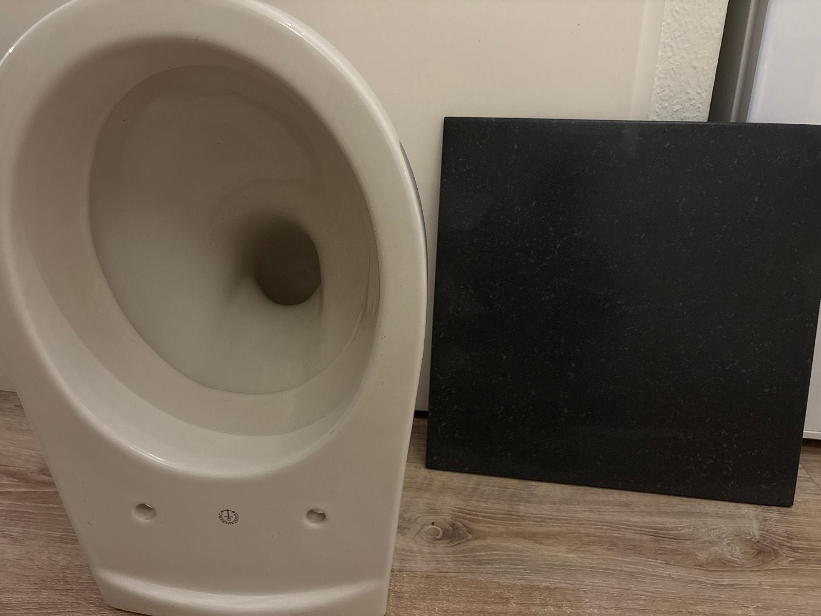 Pergamon toiletpot met zwarte 3,50 m2  tegels, Ophalen, Zo goed als nieuw, Steen, Toilet