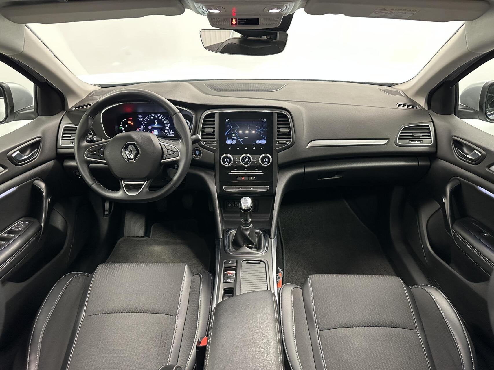 Renault Megane Estate 1.3 TCe Intens NAVI CARPLAY CRUISE LM, Voorwielaandrijving, Gebruikt, Euro 6, 4 cilinders