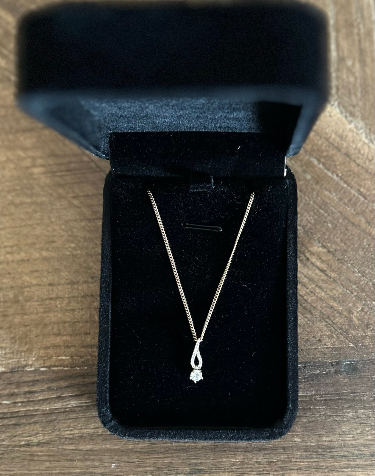 Gouden ketting 8K met hanger met witte steentjes 9K, Ophalen of Verzenden, Gebruikt, Goud, Met hanger