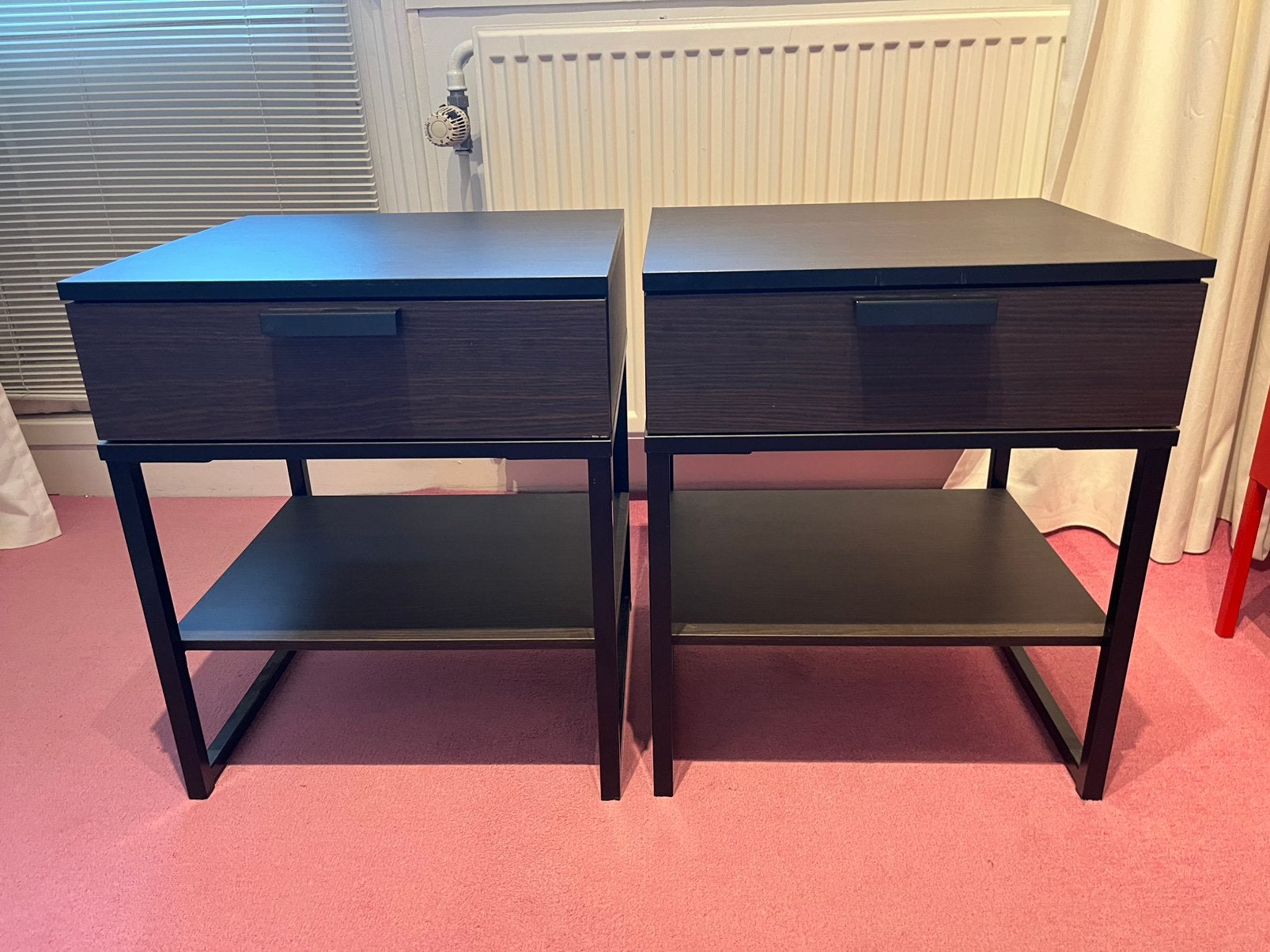 Bruine en zwarte nachtkastjes – set van 2, Huis en Inrichting, Ophalen, Overige materialen, Gebruikt, 55 tot 70 cm