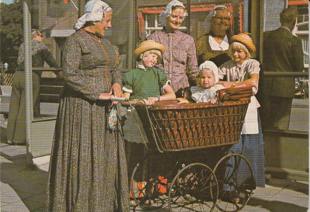 Schagen Westfriese klederdracht, Ophalen of Verzenden, 1960 tot 1980, Ongelopen, Klederdracht