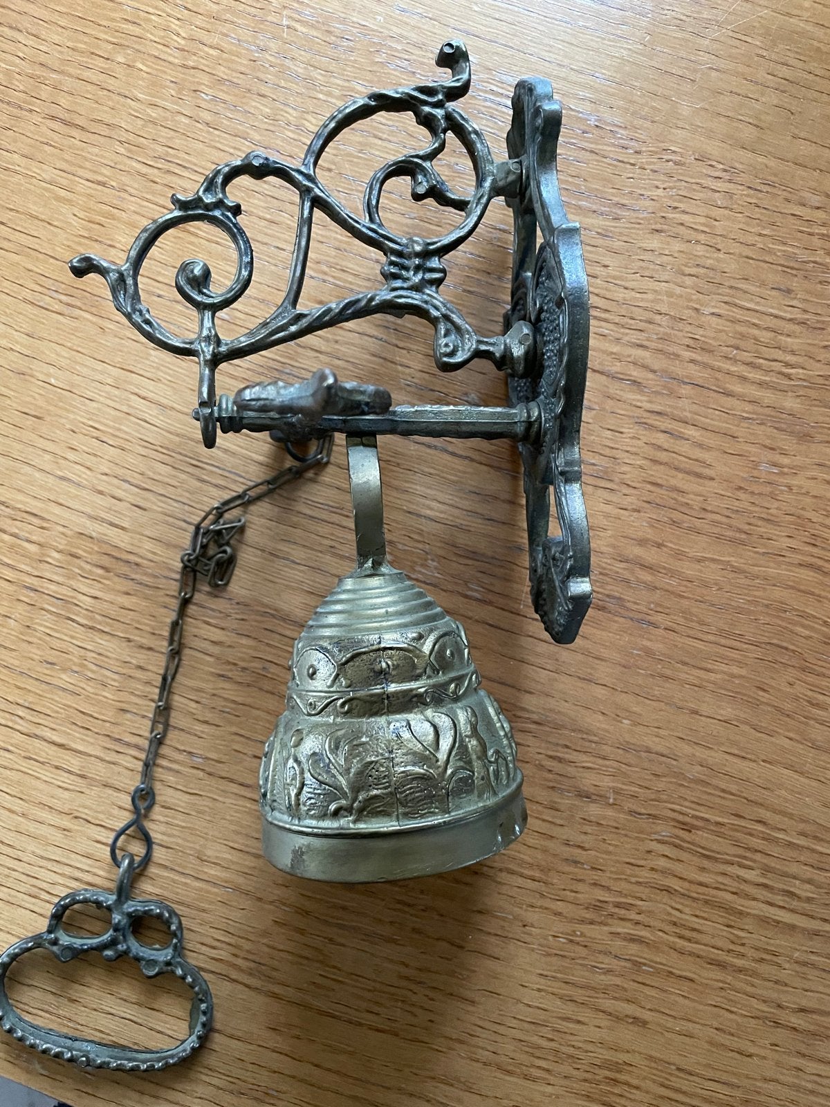Antieke bronzen deurbel met sierlijke wandbevestiging, Ophalen