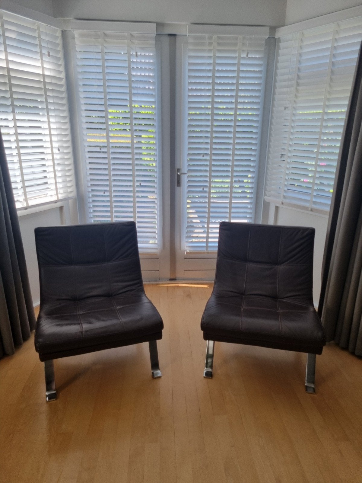 2 donkerbruine lederlook stoelen, Ophalen, Gebruikt, 90 cm, Eenpersoons