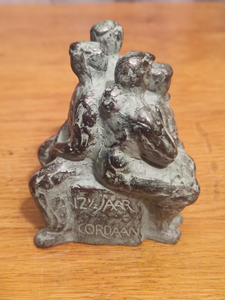 Karin Beek bronzen beeldje 12.5 jaar Cordaan, 7 X 8 X 9 cm, Antiek en Kunst, Antiek | Koper en Brons, Ophalen of Verzenden