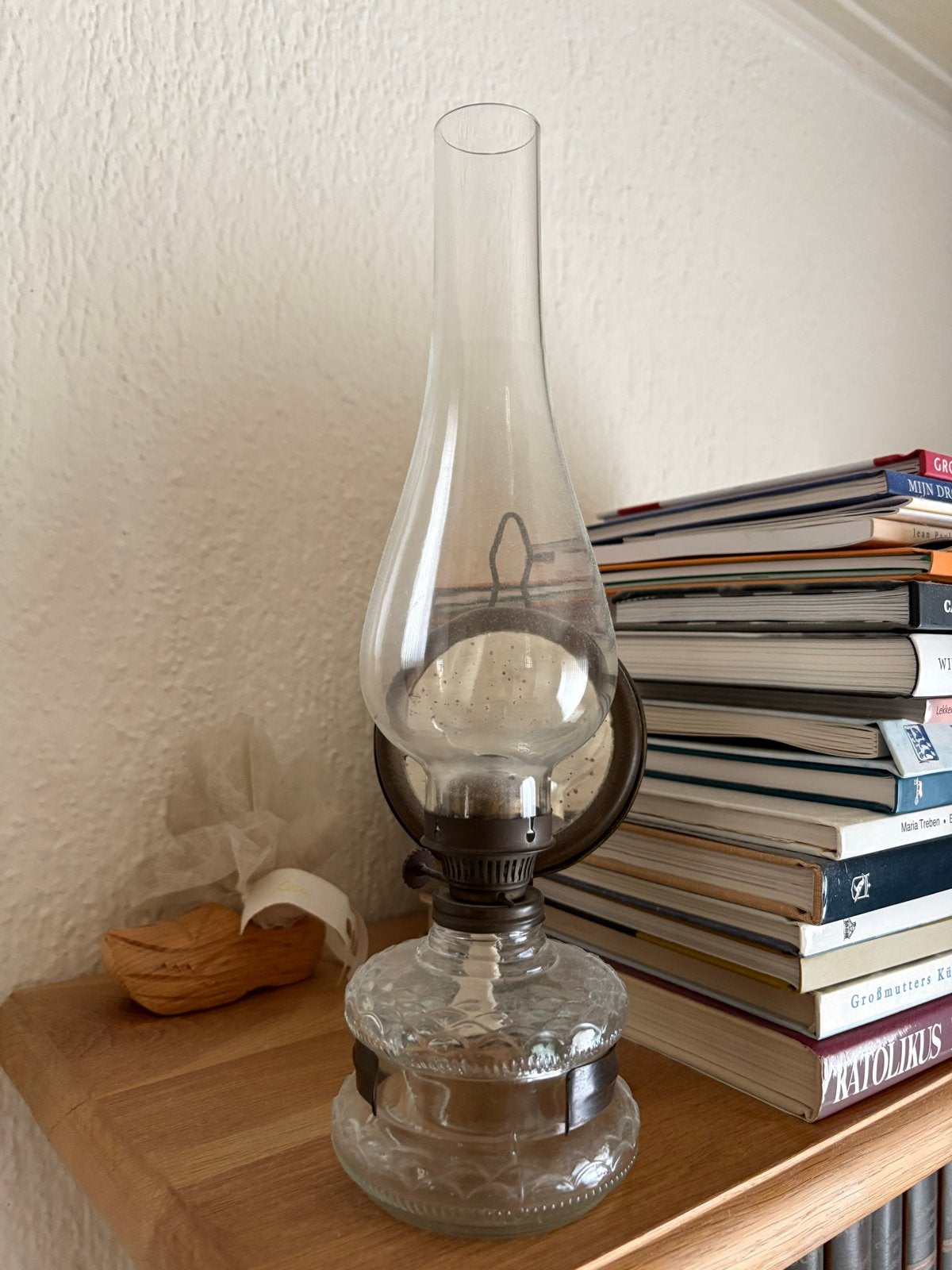Antieke olielamp met glazen kap, Antiek en Kunst, Ophalen of Verzenden
