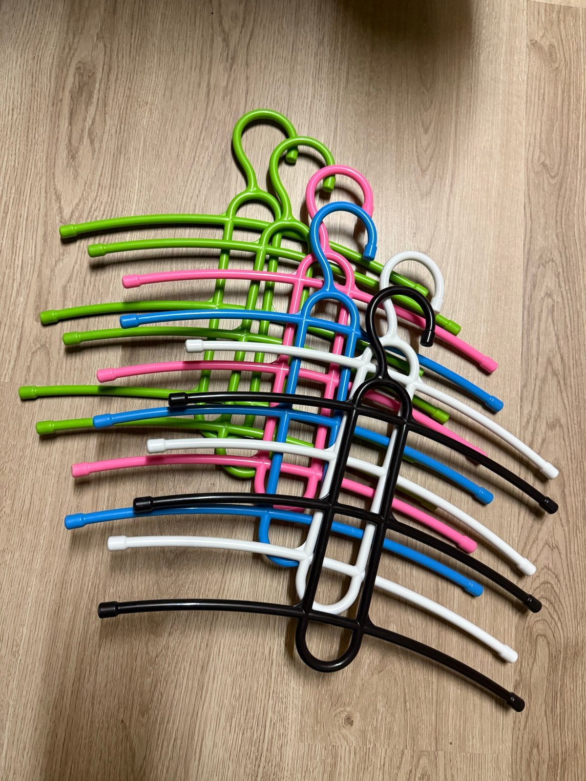 Kleurrijke ruimtebesparende kledinghangers (6 stuks), Kleding | Dames, Ophalen of Verzenden, Gebruikt, Kunststof, Kinderen