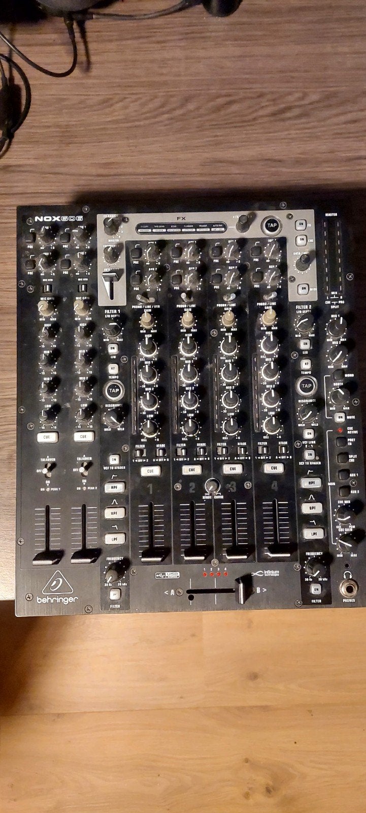 Behringer NOX606 DJ Mixer - 6-kanaals, Ophalen, Gebruikt, 5 tot 10 kanalen, Microfooningang