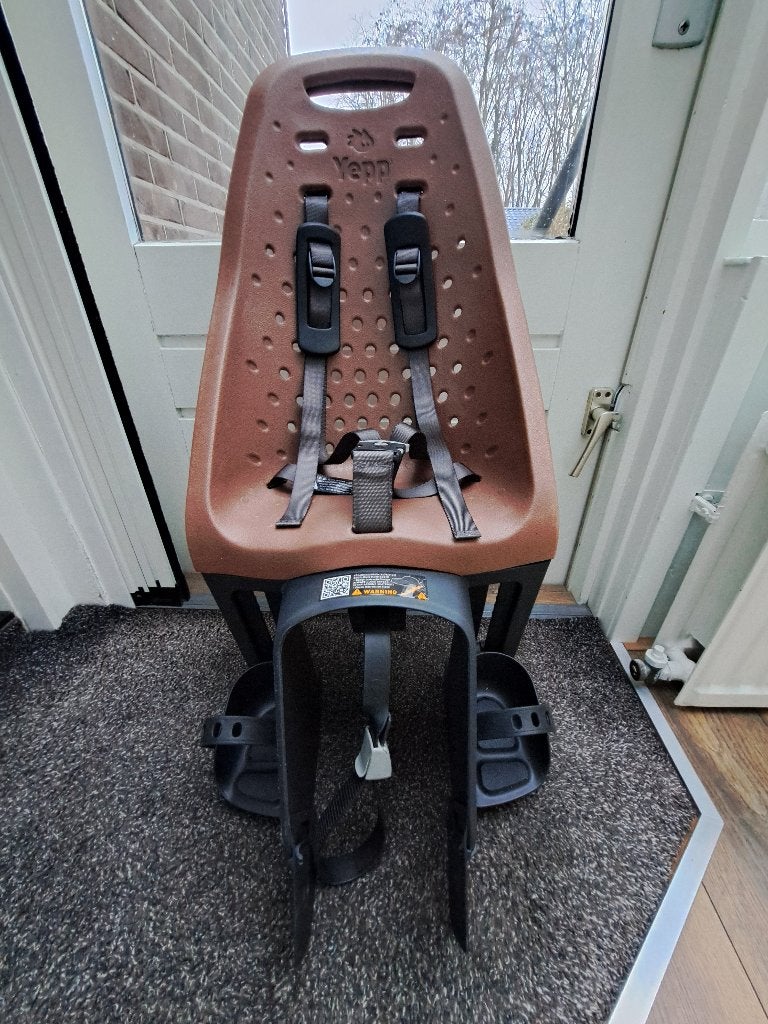 Fietsstoeltje achterzitje van het merk Yepp bruin met zwart, Fietsen en Brommers, Fietsaccessoires | Fietsstoeltjes, Ophalen, Achterzitje
