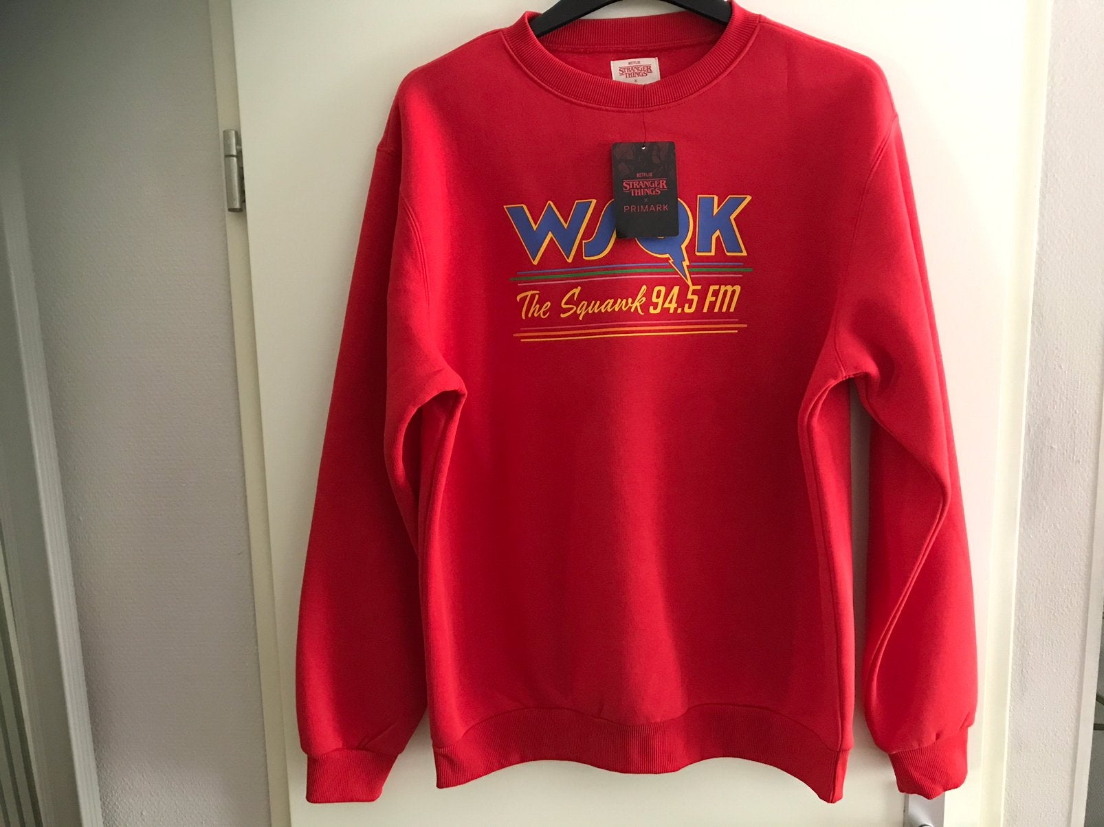 Stranger Things WSQK sweater, Ophalen of Verzenden, Nieuw, Maat 48/50 (M), Rood