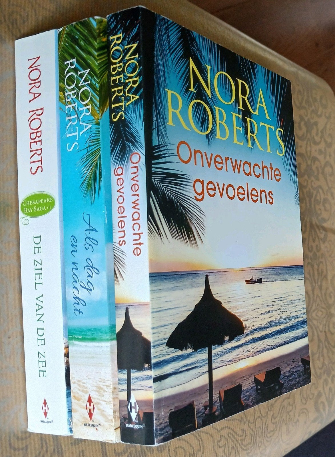 Nora Roberts Boeken: Onverwachte Gevoelens, Als Dag en Nacht, Ophalen of Verzenden, Zo goed als nieuw, Nora Roberts, Nederland