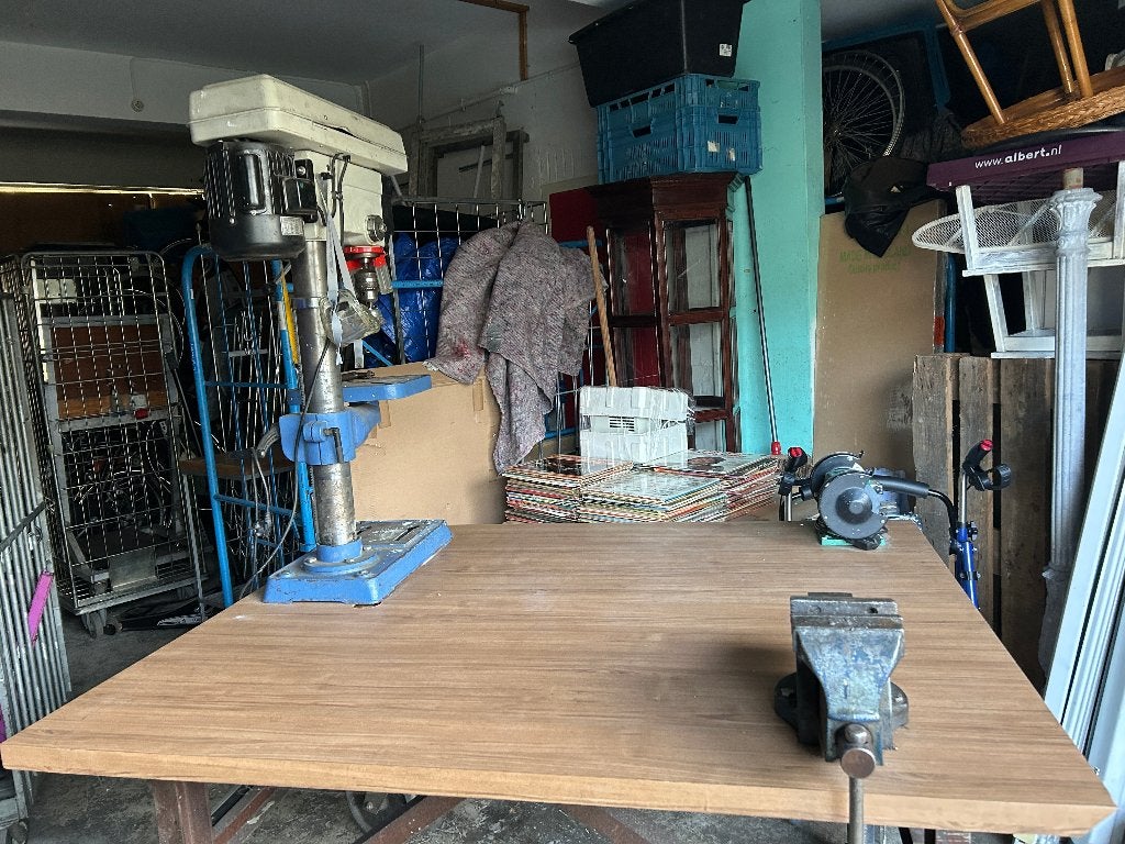 Verrijdbare werktafel met drie machines en zwaar werkblad, Ophalen, Gebruikt, 120 tot 170 cm, Bankschroef