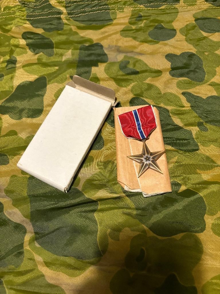 Tweede wereldoorlog US bronze star in kartonnen doos (3), Verzamelen, Militaria | Tweede Wereldoorlog, Ophalen of Verzenden, Landmacht