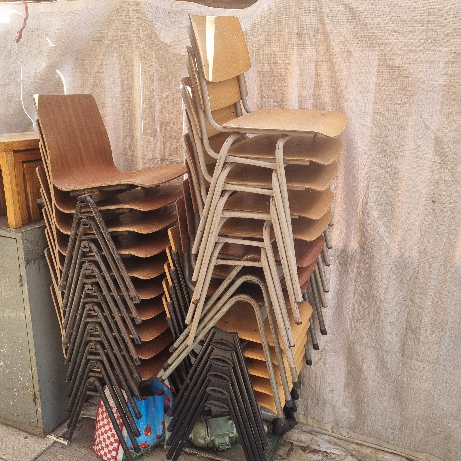 partij diverse stapelbare vintage stoelen, Ophalen