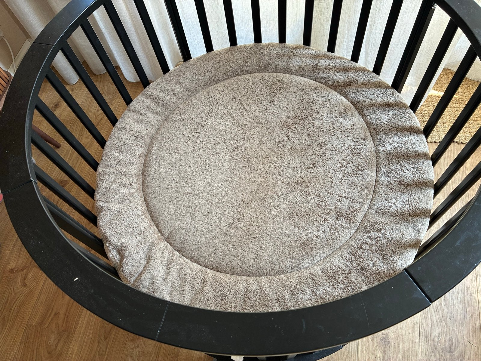 Ronde box (zwart) met taupe boxkleed en beige boxzak, Ophalen, Gebruikt, Rond, In hoogte verstelbaar