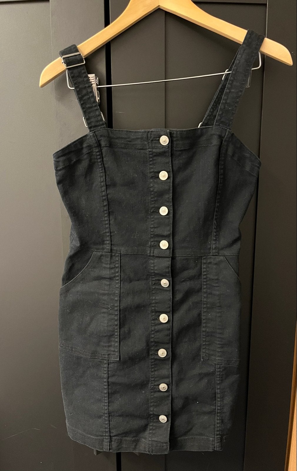 Zwarte denim jurk met knopen - H&M Divided, Kleding | Dames, Maat 38/40 (M), Zwart, Ophalen of Verzenden, Zo goed als nieuw