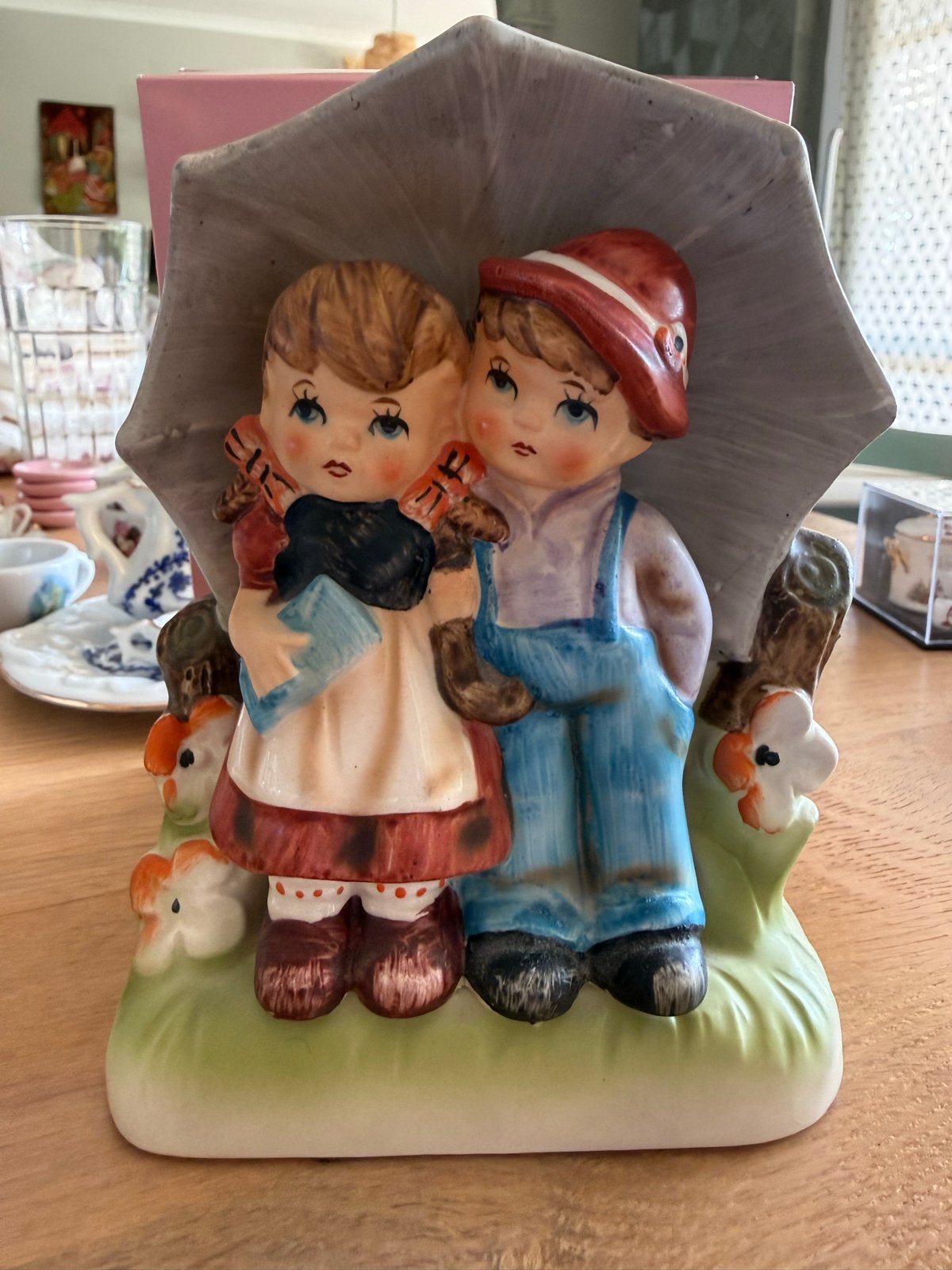 Vintage beeldje jongen en meisje onder paraplu, Ophalen, Gebruikt, Mens