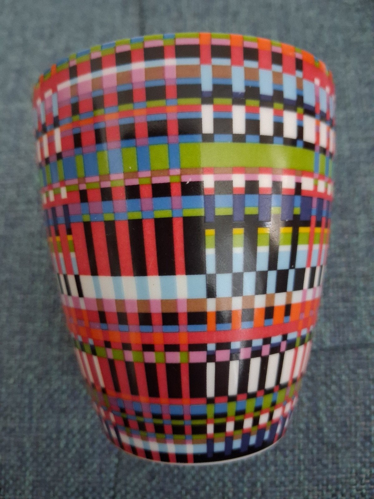 Iittala mok met kleurrijk pixelpatroon, Verzenden, Zo goed als nieuw, Overige stijlen, Kop(pen) en/of Schotel(s)